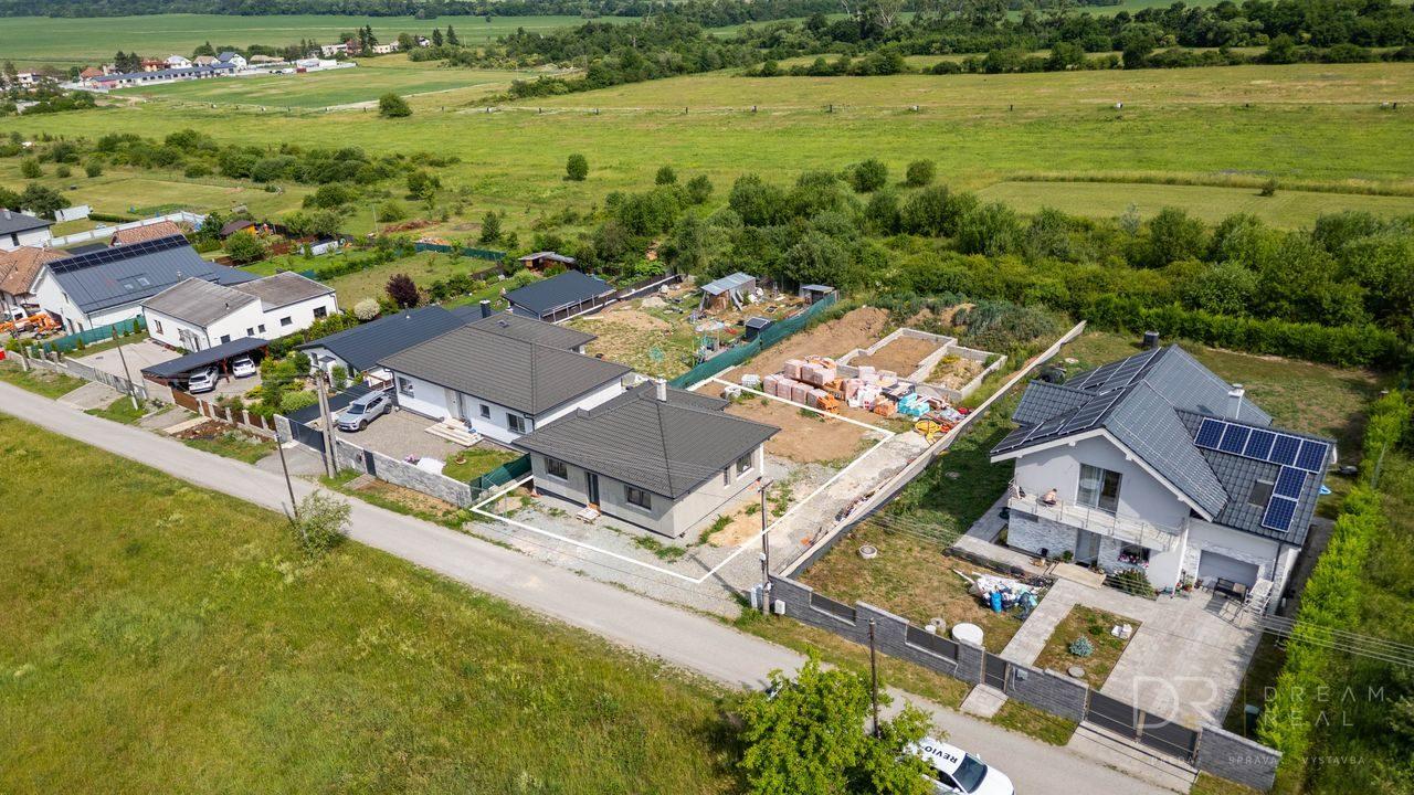 Stavebný pozemok pod lesom so základmi na RD – Ďurkov