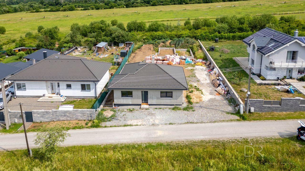 Novostavba 3-izbového domu s pozemkom 441 m² v Ďurkove – za cenu bytu v Košiciach