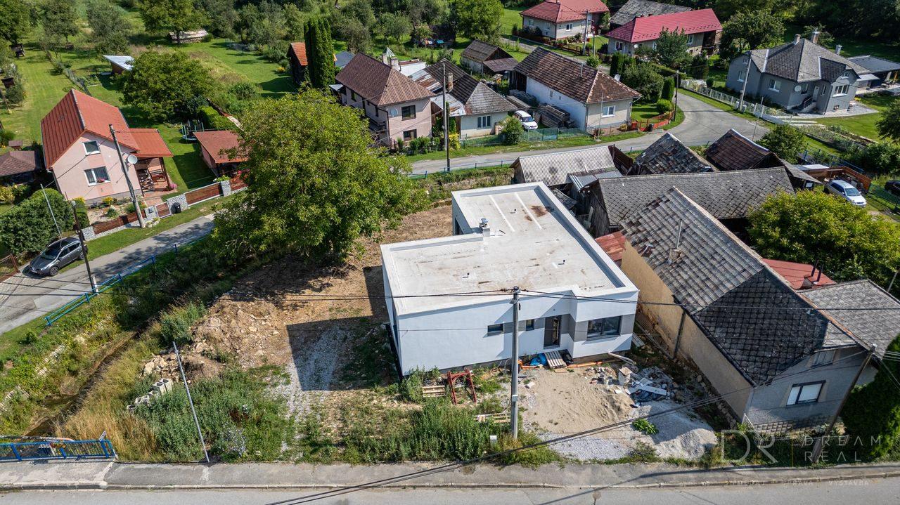 Novostavba s veľkým pozemkom na predaj v obci Hrabkov