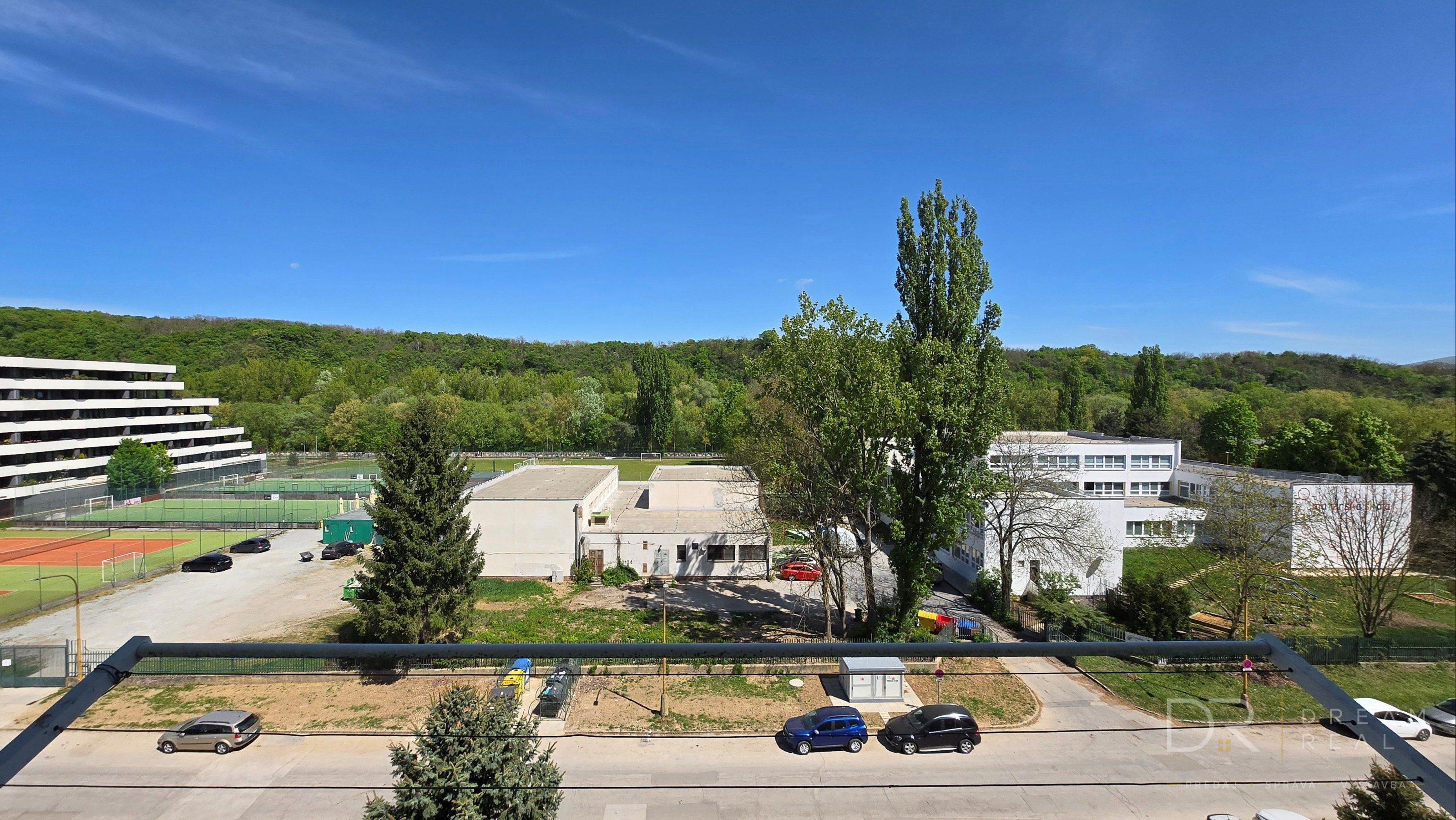 Prakticky zrekonštruovaný 2-izbový byt s vnútornou lodžiou na Jazere - Galaktická ul.