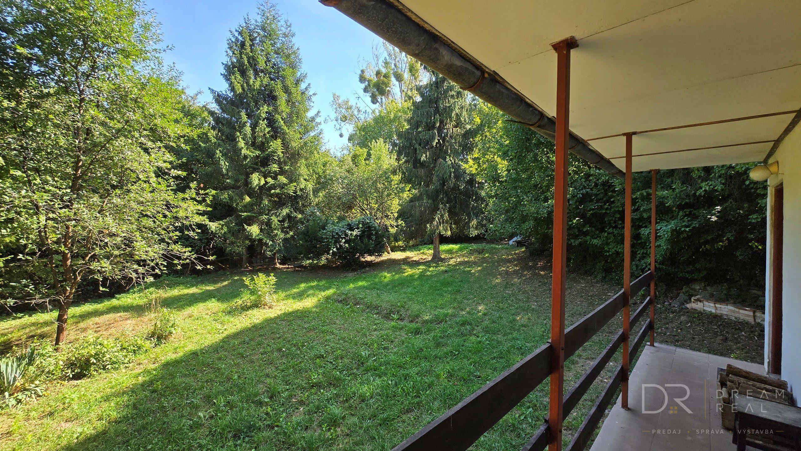 Záhradou (758 m²) s murovanou chatou v obci Sokoľ - Uhrinč