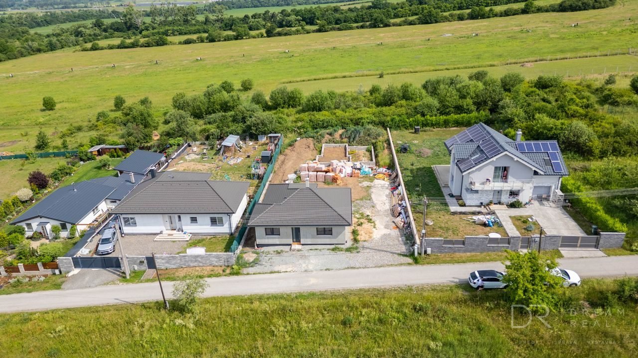 Stavebný pozemok pod lesom so základmi na RD – Ďurkov