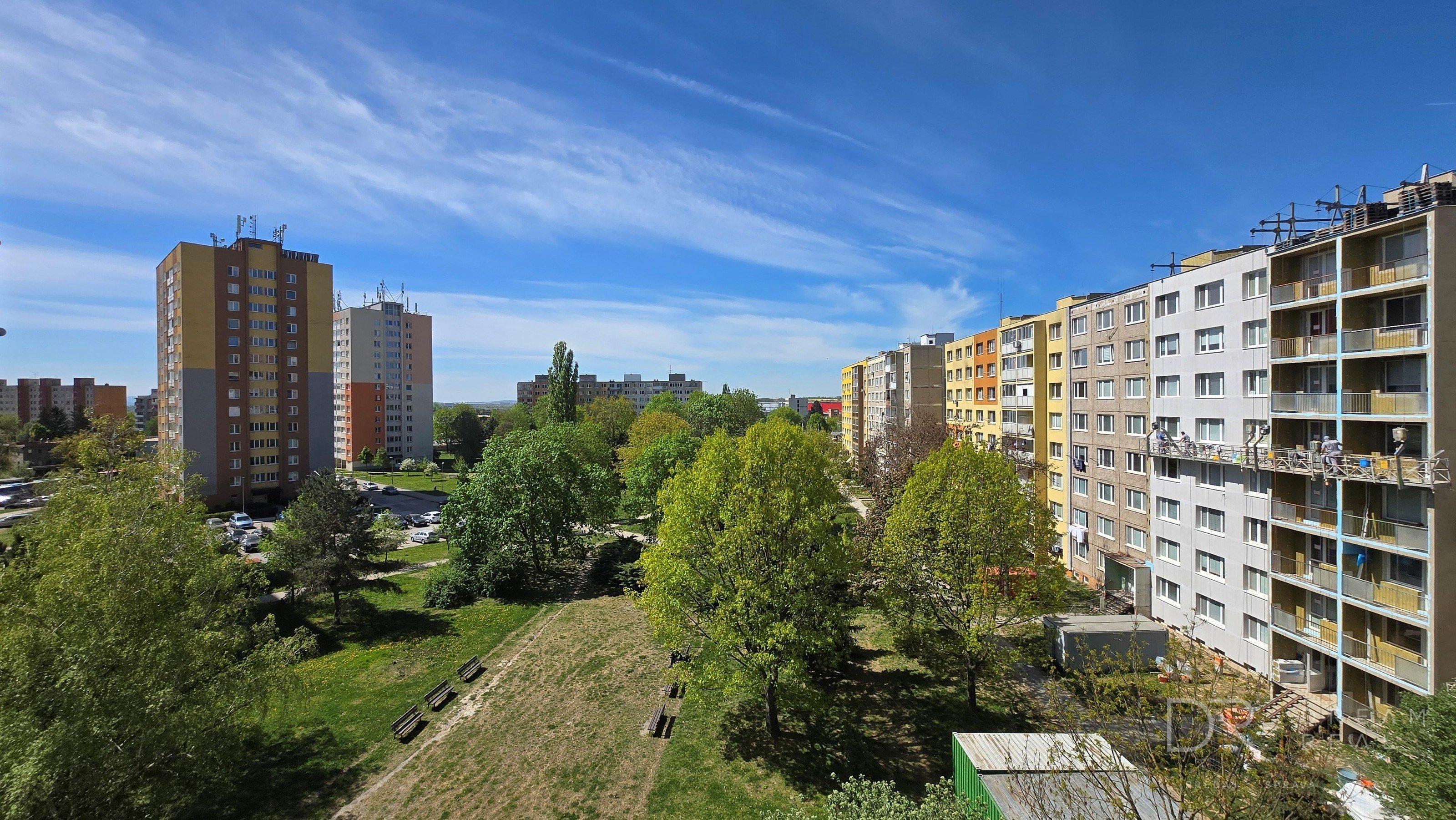 Prakticky zrekonštruovaný 2-izbový byt s vnútornou lodžiou na Jazere - Galaktická ul.