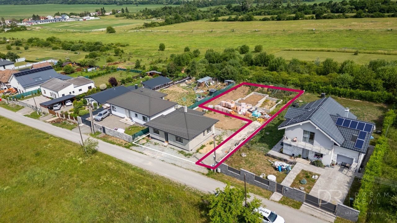 Stavebný pozemok pod lesom so základmi na RD – Ďurkov