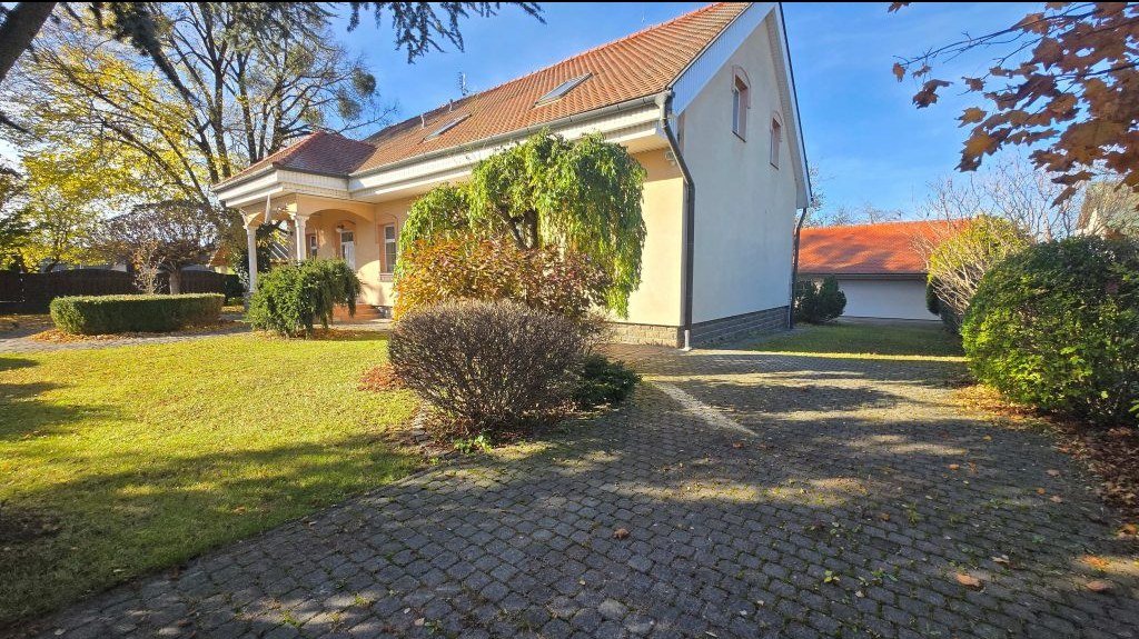 Priestranný rodinný dom s veľkorysým 12-ár pozemkom v obci Ďurďošík