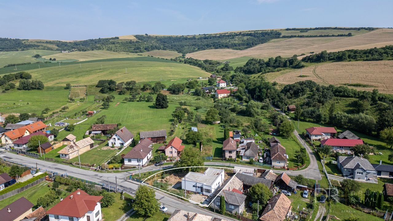Novostavba s veľkým pozemkom na predaj v obci Hrabkov