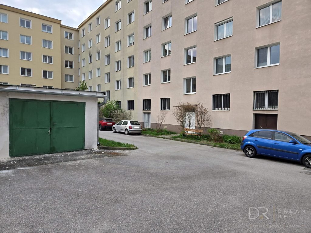 NA PRENÁJOM – Zrekonštruovaný a zariadený 3-izbový tehlový byt s garážou v Starom meste – ul. Park Angelinum