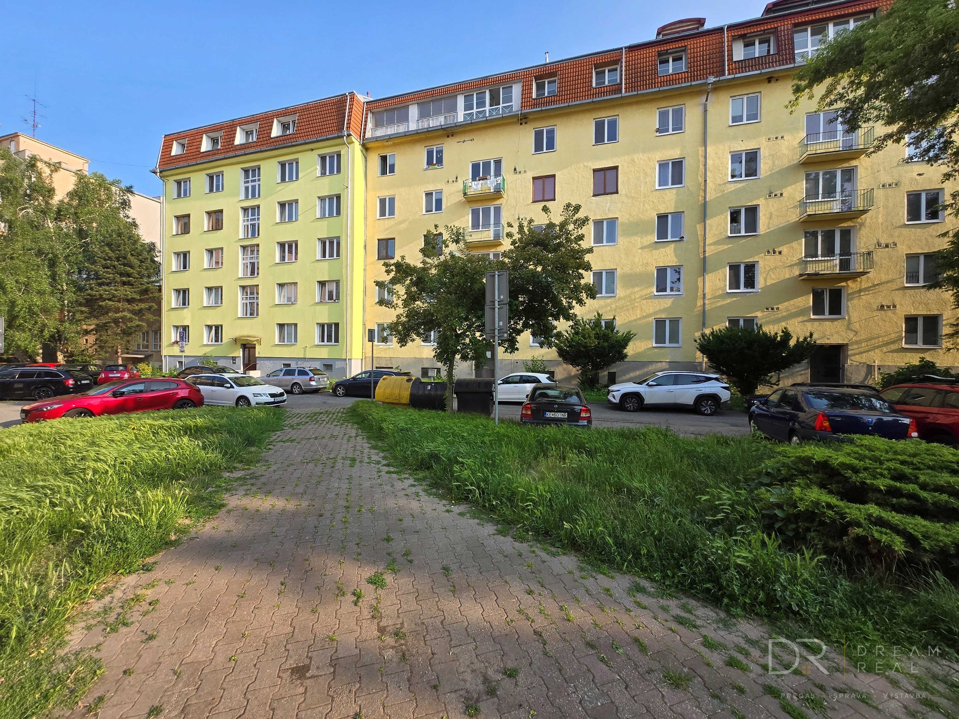 NA PRENÁJOM – Zariadený 2-izbový tehlový byt v Starom Meste