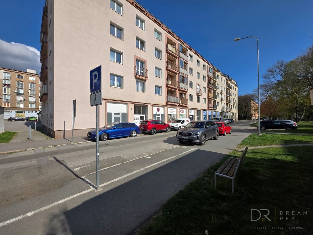 NA PRENÁJOM – Zrekonštruovaný a zariadený 3-izbový tehlový byt s garážou v Starom meste – ul. Park Angelinum