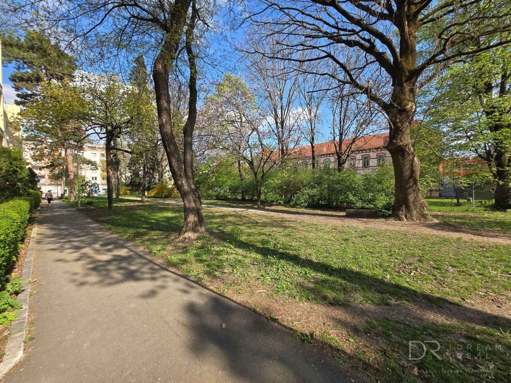 NA PRENÁJOM – Zrekonštruovaný a zariadený 3-izbový tehlový byt s garážou v Starom meste – ul. Park Angelinum