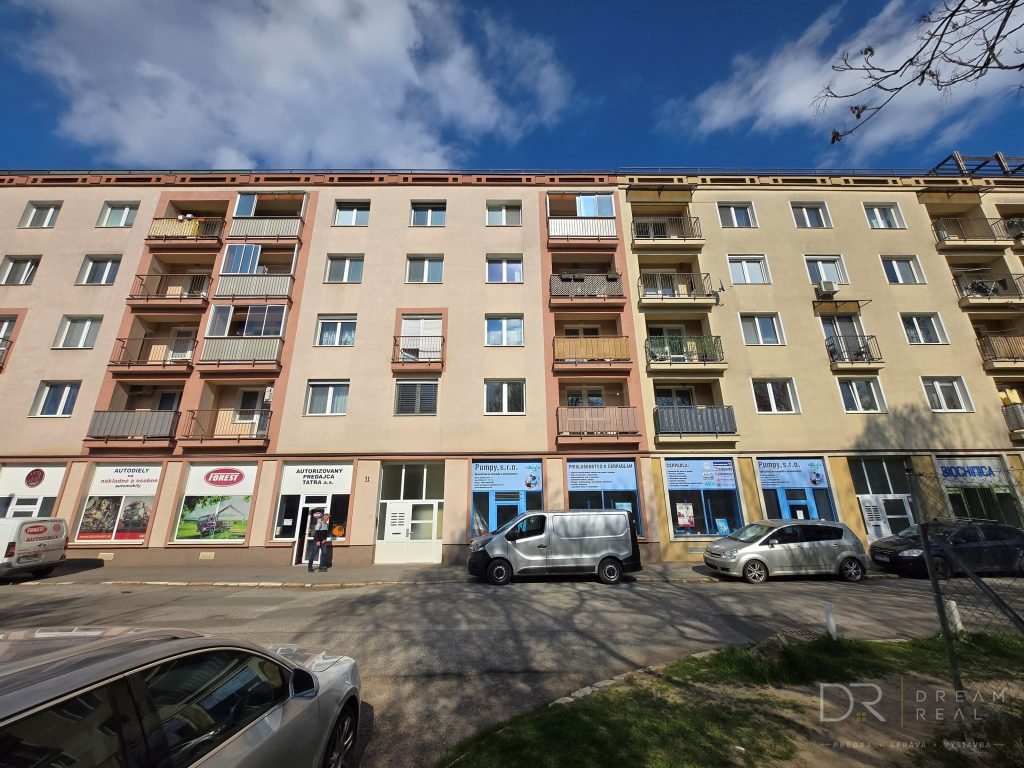 NA PRENÁJOM – Zrekonštruovaný a zariadený 3-izbový tehlový byt s garážou v Starom meste – ul. Park Angelinum