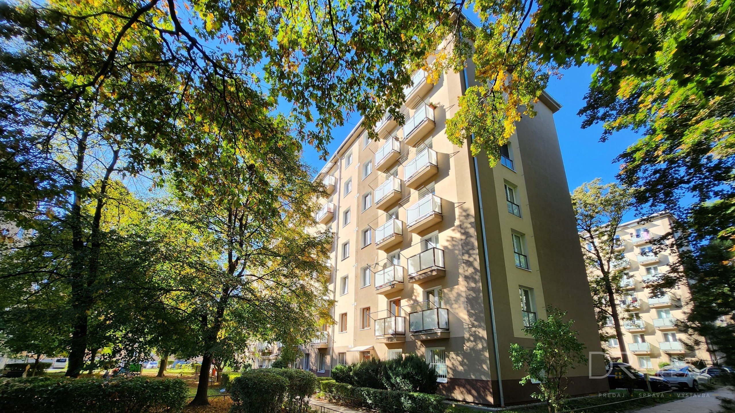 Novo-zrekonštruovaný 2-izbový tehlový byt s balkónom na Severe