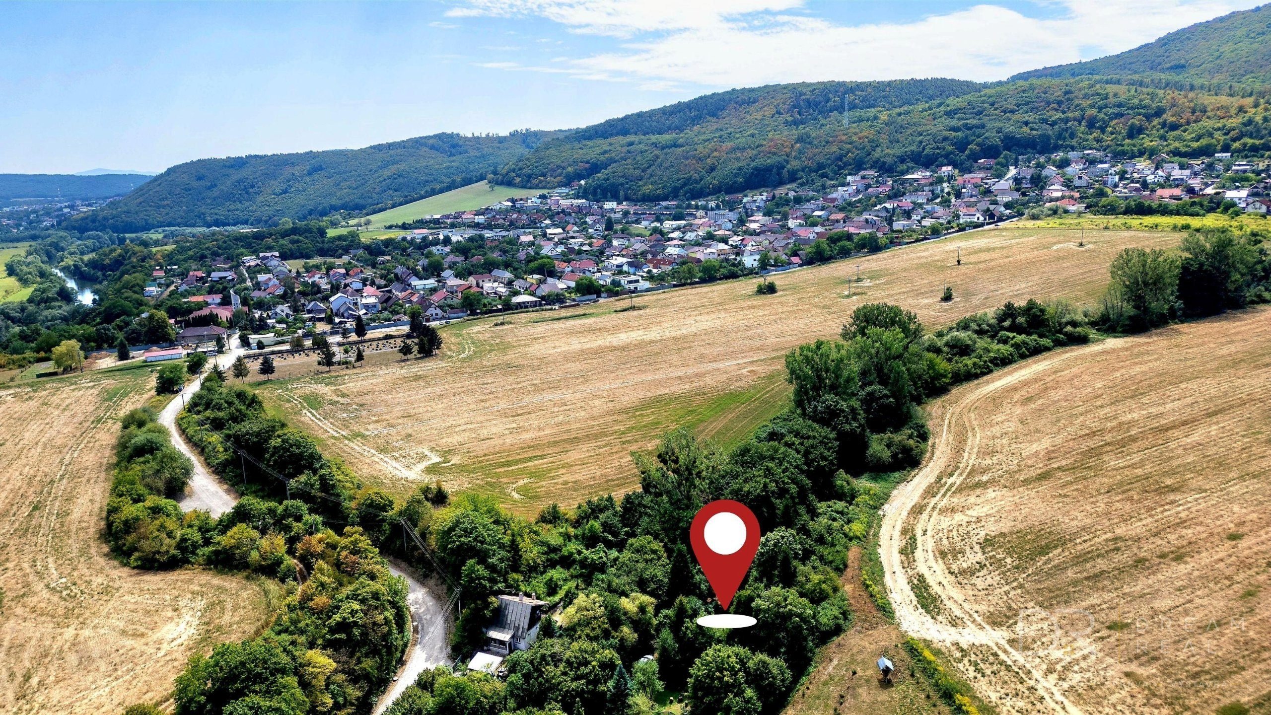 Záhradou (758 m²) s murovanou chatou v obci Sokoľ - Uhrinč
