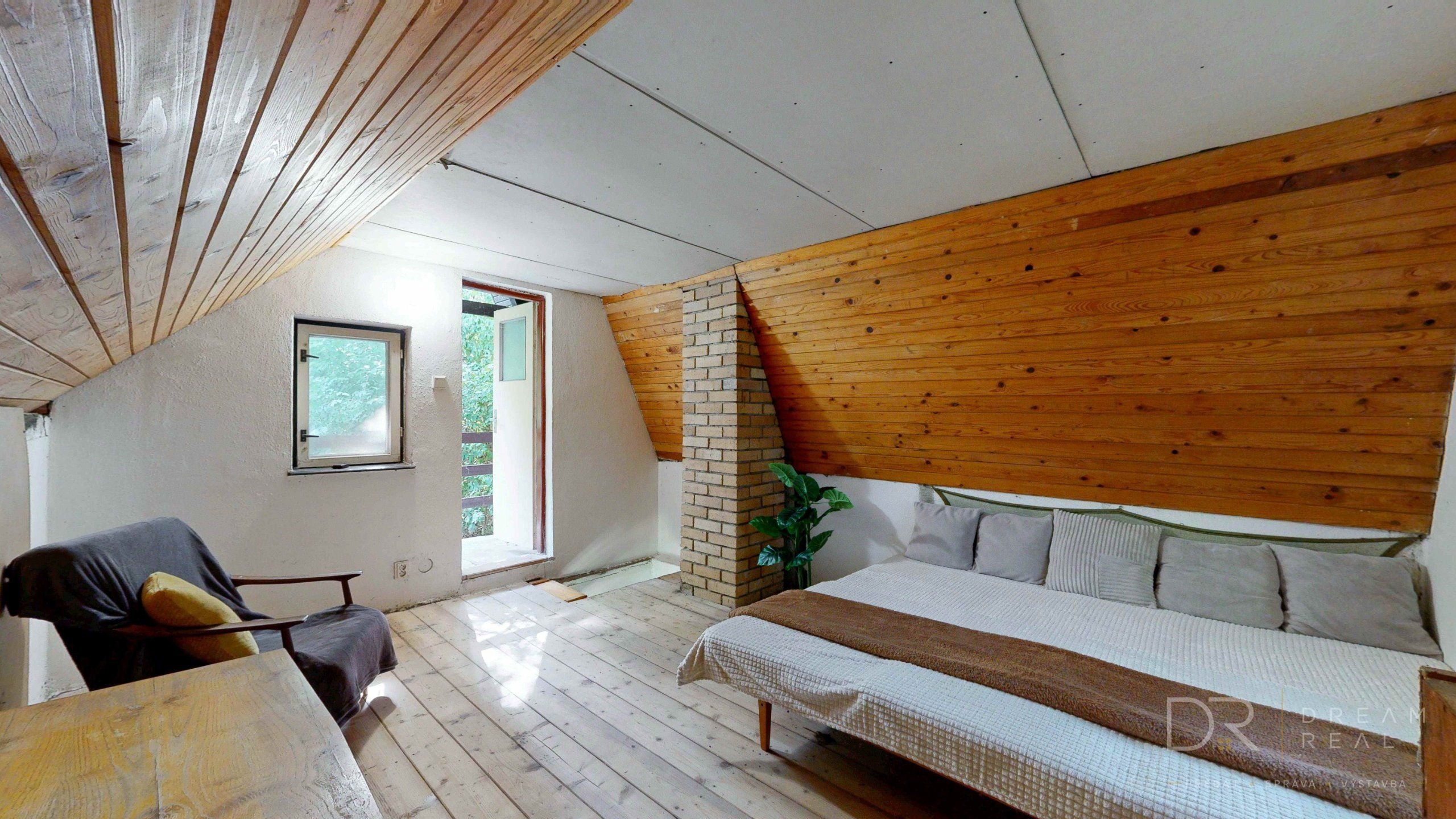 Záhradou (758 m²) s murovanou chatou v obci Sokoľ - Uhrinč