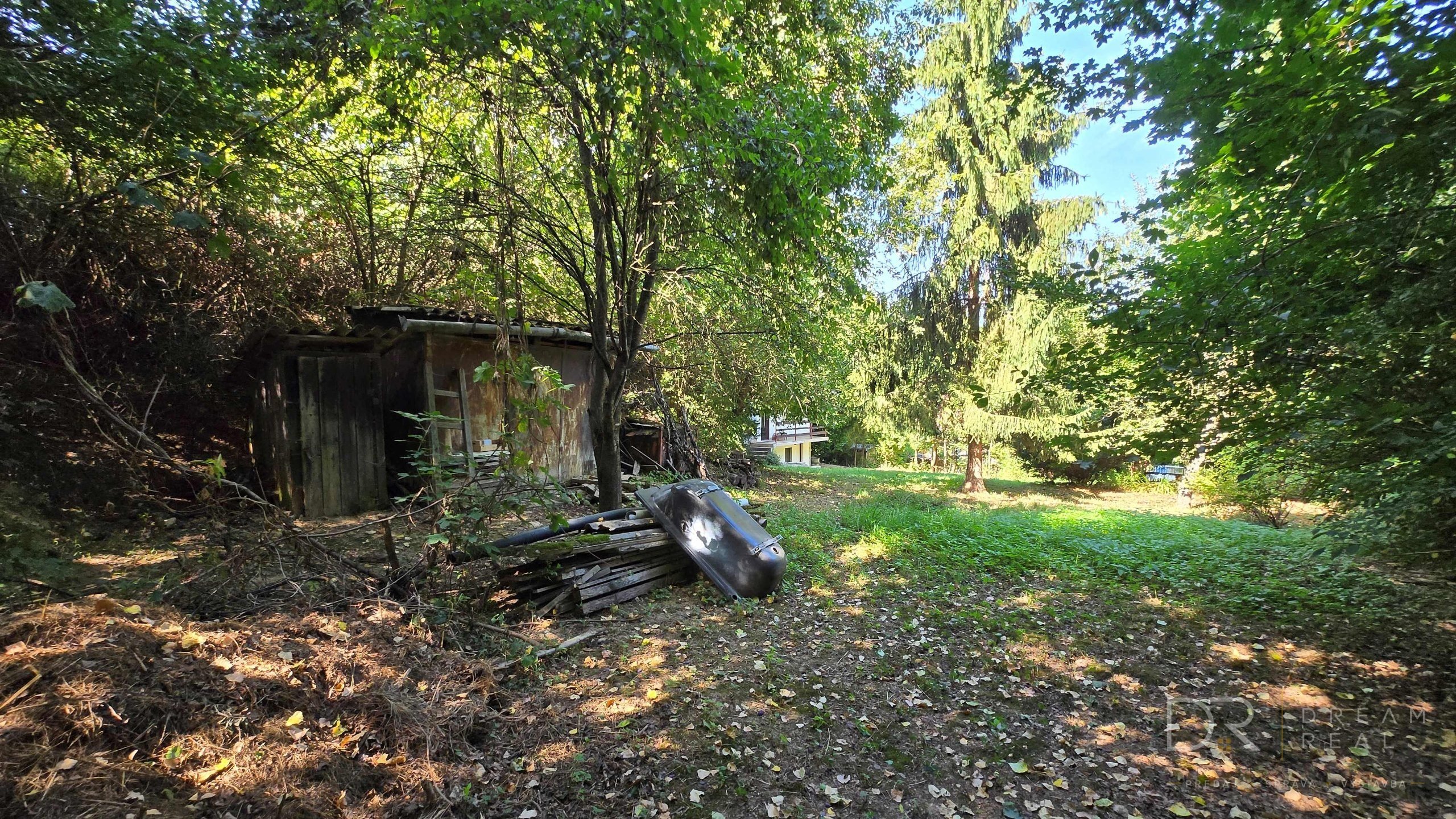 Záhradou (758 m²) s murovanou chatou v obci Sokoľ - Uhrinč