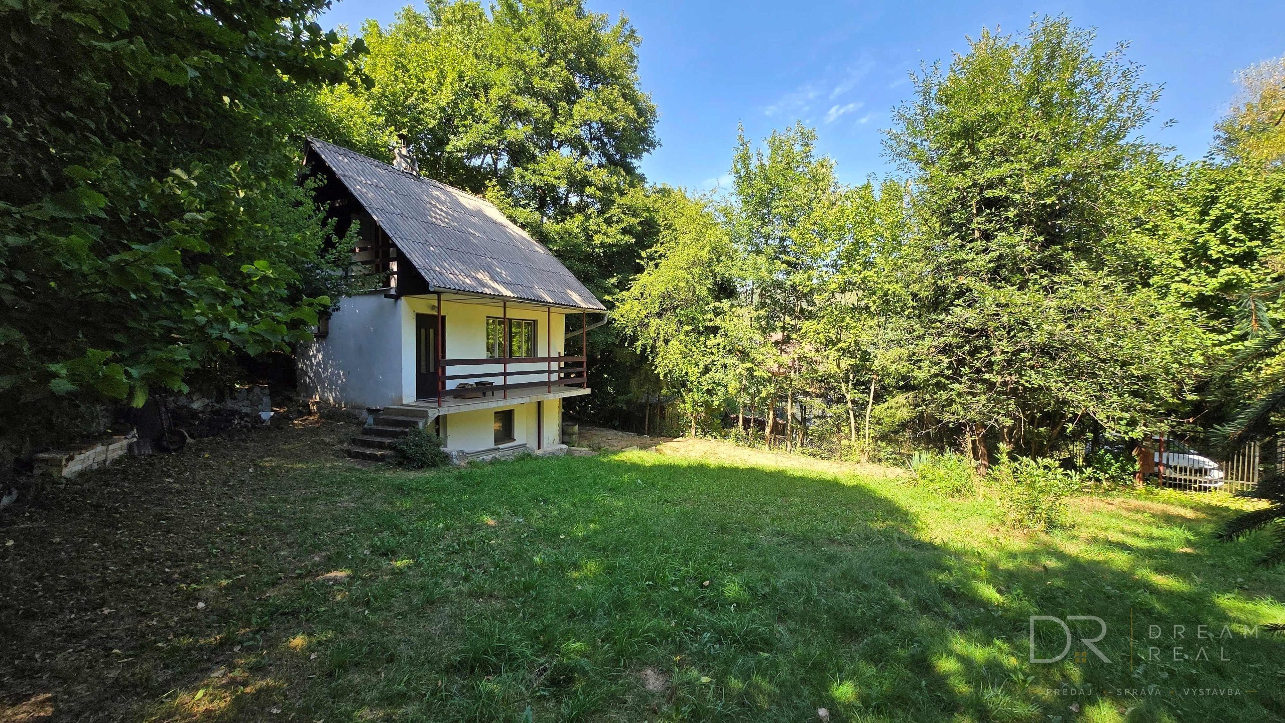 Záhradou (758 m²) s murovanou chatou v obci Sokoľ - Uhrinč