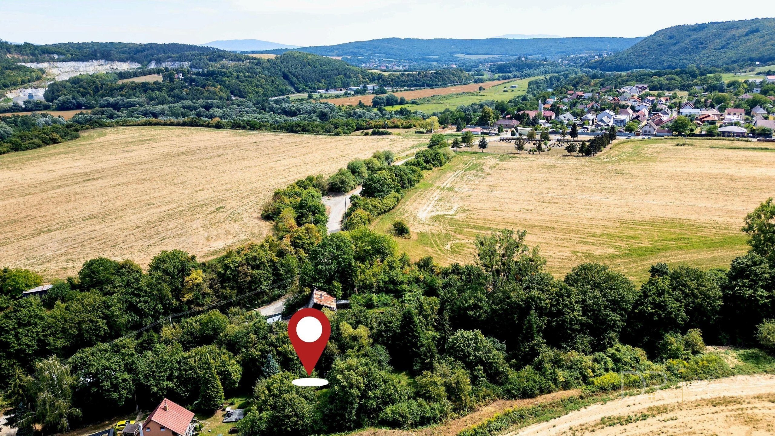 Záhradou (758 m²) s murovanou chatou v obci Sokoľ - Uhrinč