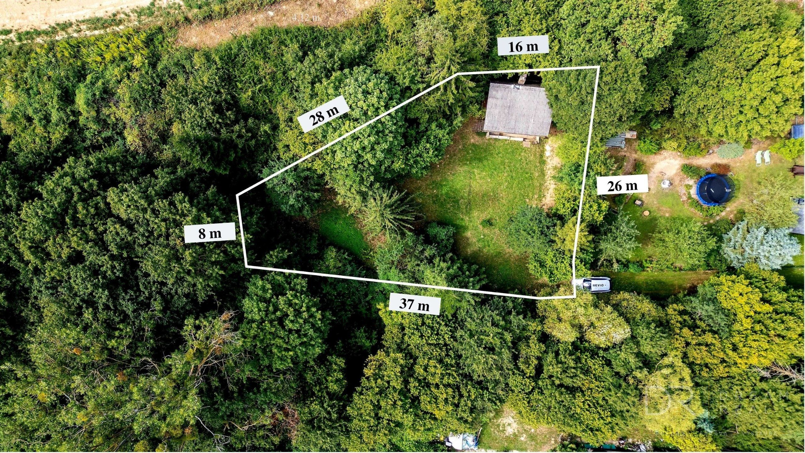 Záhradou (758 m²) s murovanou chatou v obci Sokoľ - Uhrinč
