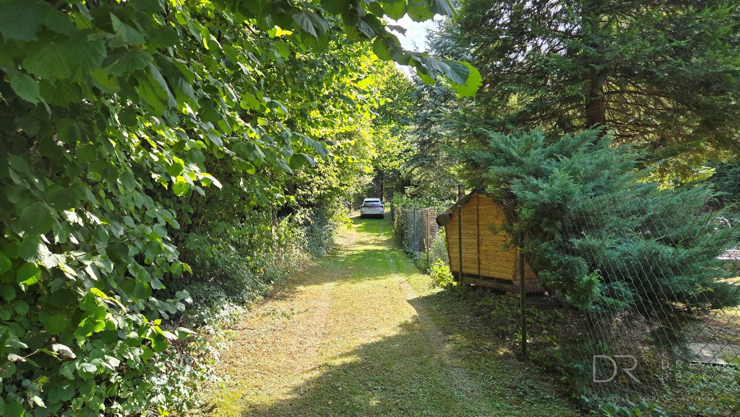 Záhradou (758 m²) s murovanou chatou v obci Sokoľ - Uhrinč