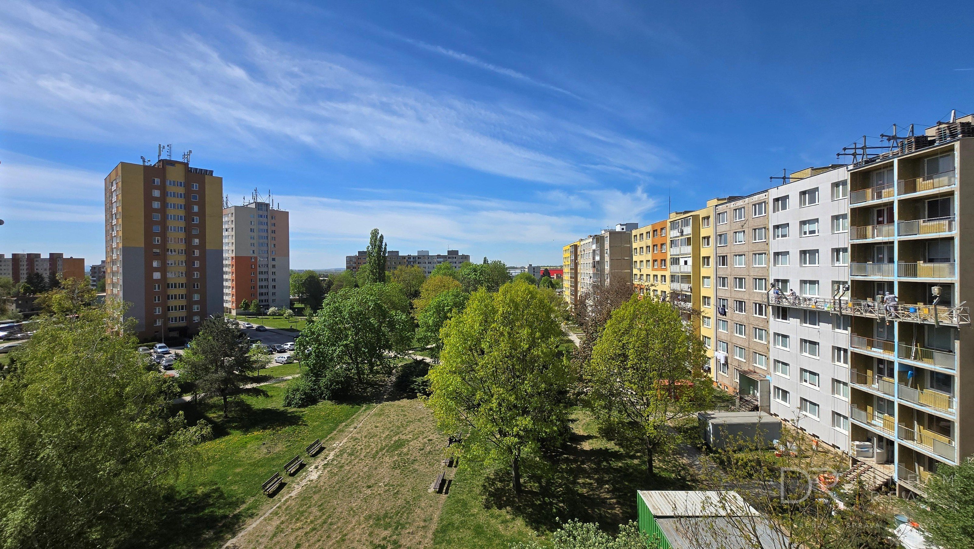 Prakticky zrekonštruovaný 2-izbový byt s vnútornou lodžiou na Jazere - Galaktická ul.