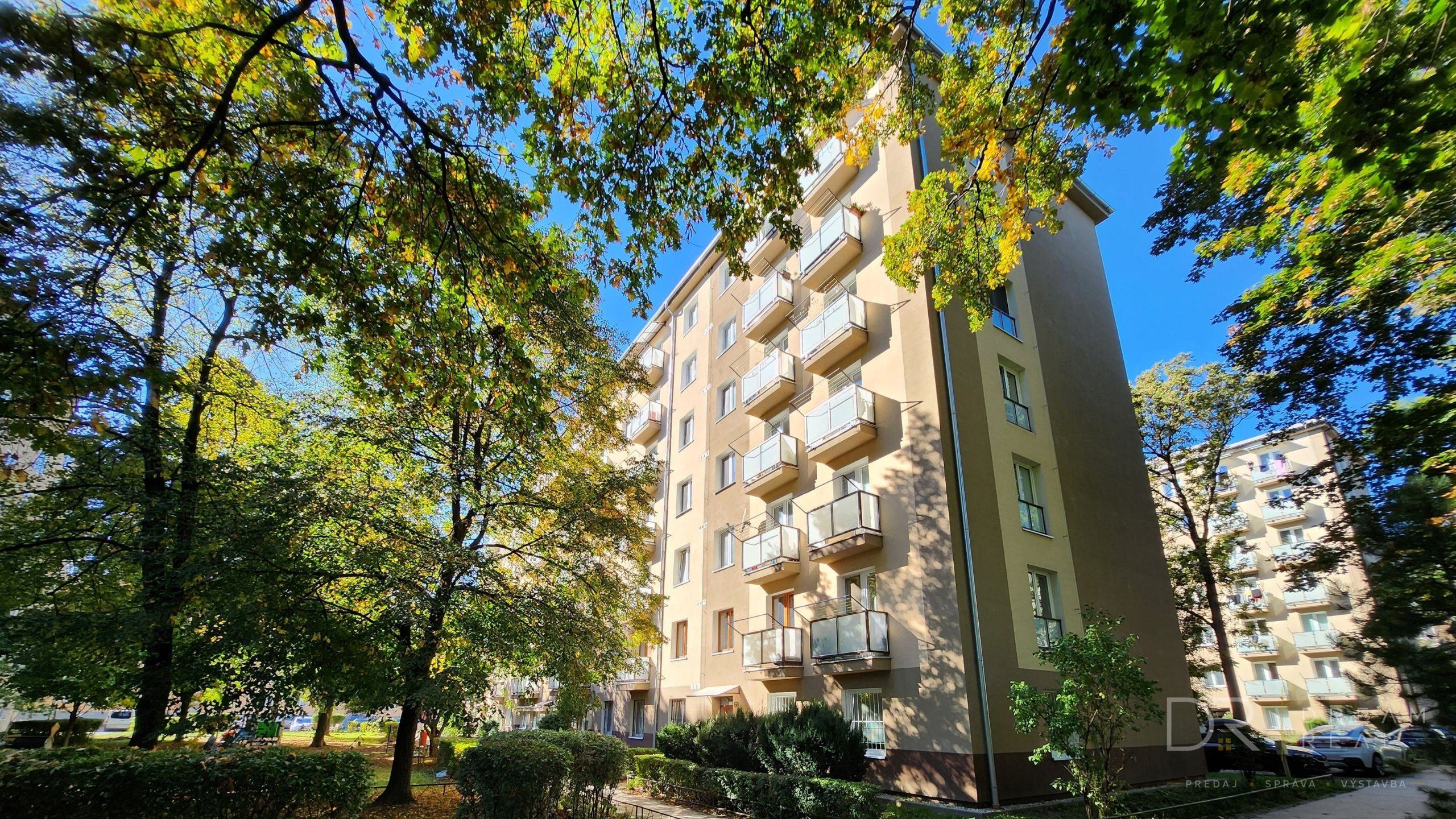 Novo-zrekonštruovaný 2-izbový tehlový byt s balkónom na Severe