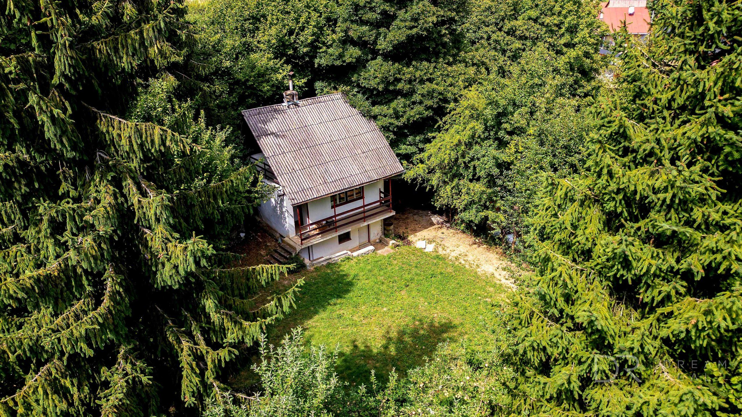 Záhradou (758 m²) s murovanou chatou v obci Sokoľ - Uhrinč