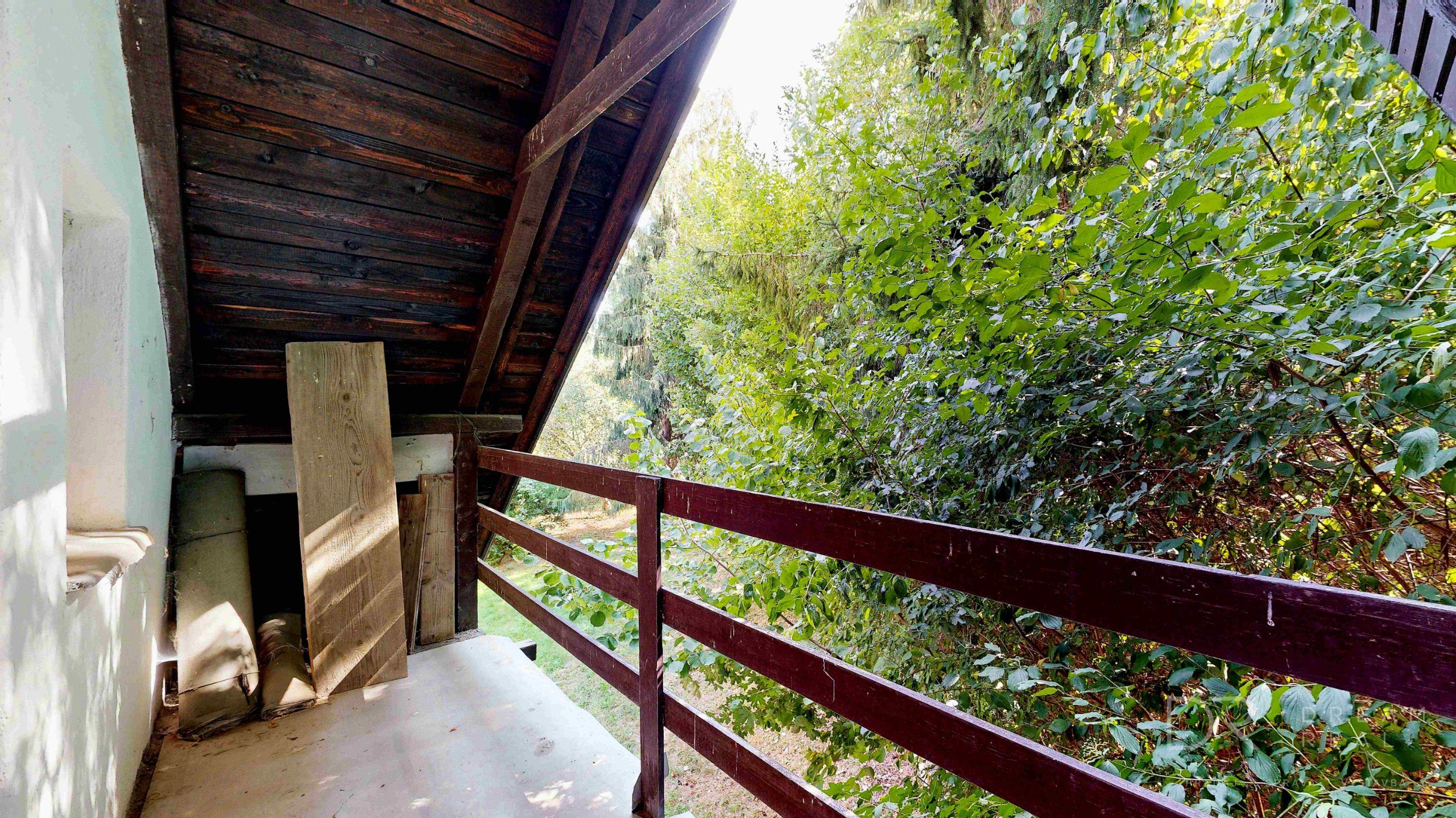 Záhradou (758 m²) s murovanou chatou v obci Sokoľ - Uhrinč
