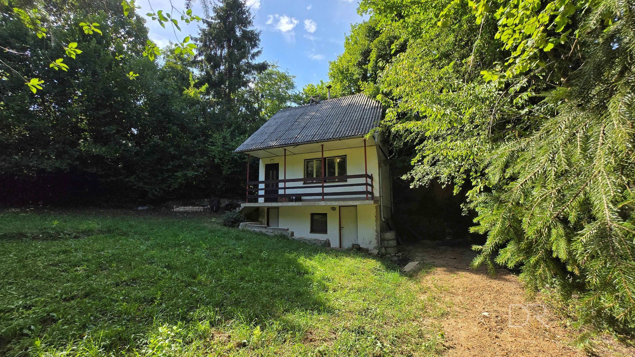Záhradou (758 m²) s murovanou chatou v obci Sokoľ - Uhrinč
