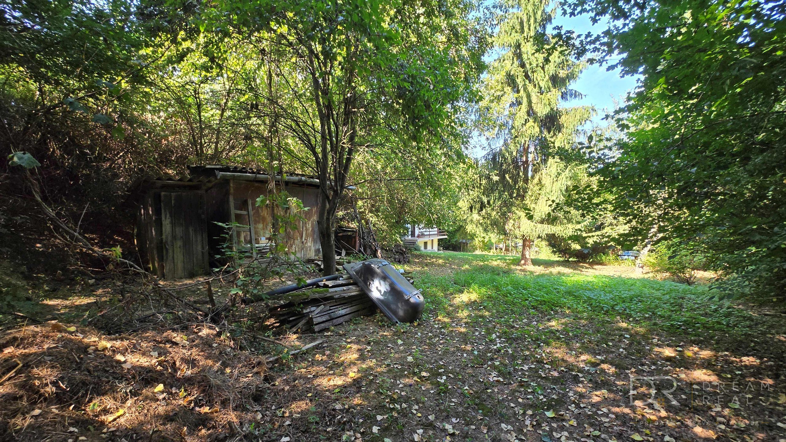 Záhradou (758 m²) s murovanou chatou v obci Sokoľ - Uhrinč