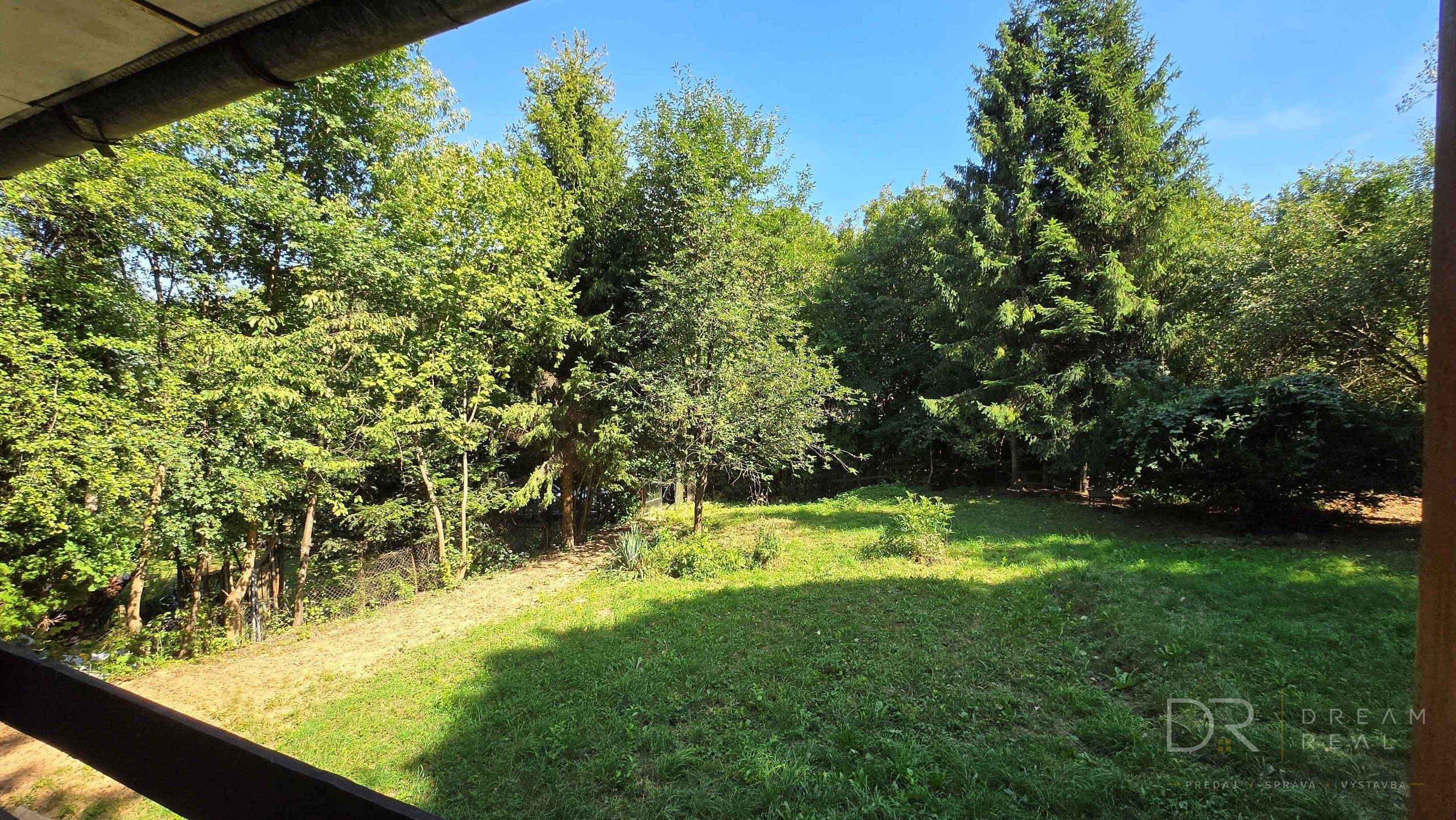Záhradou (758 m²) s murovanou chatou v obci Sokoľ - Uhrinč