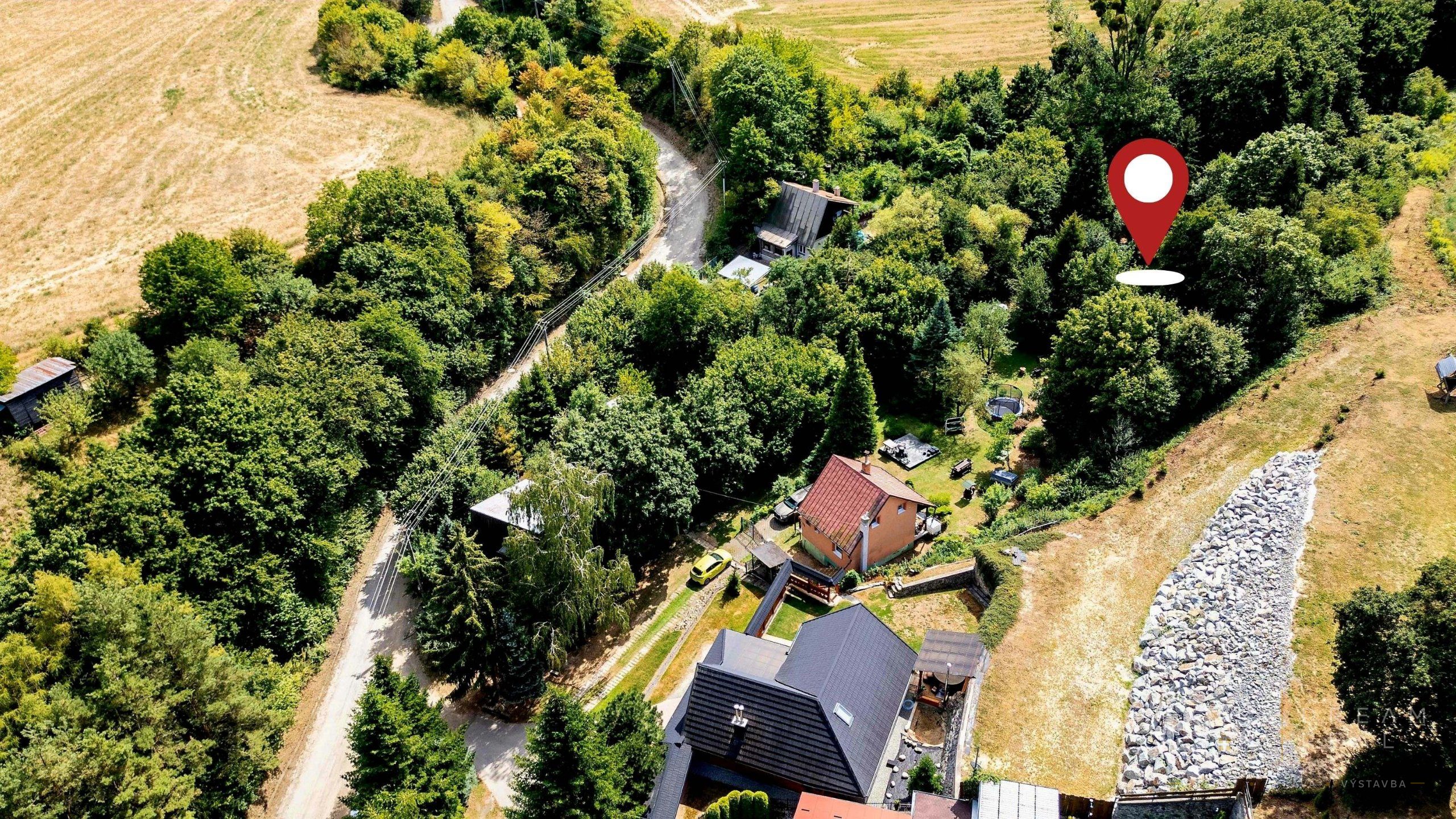 Záhradou (758 m²) s murovanou chatou v obci Sokoľ - Uhrinč