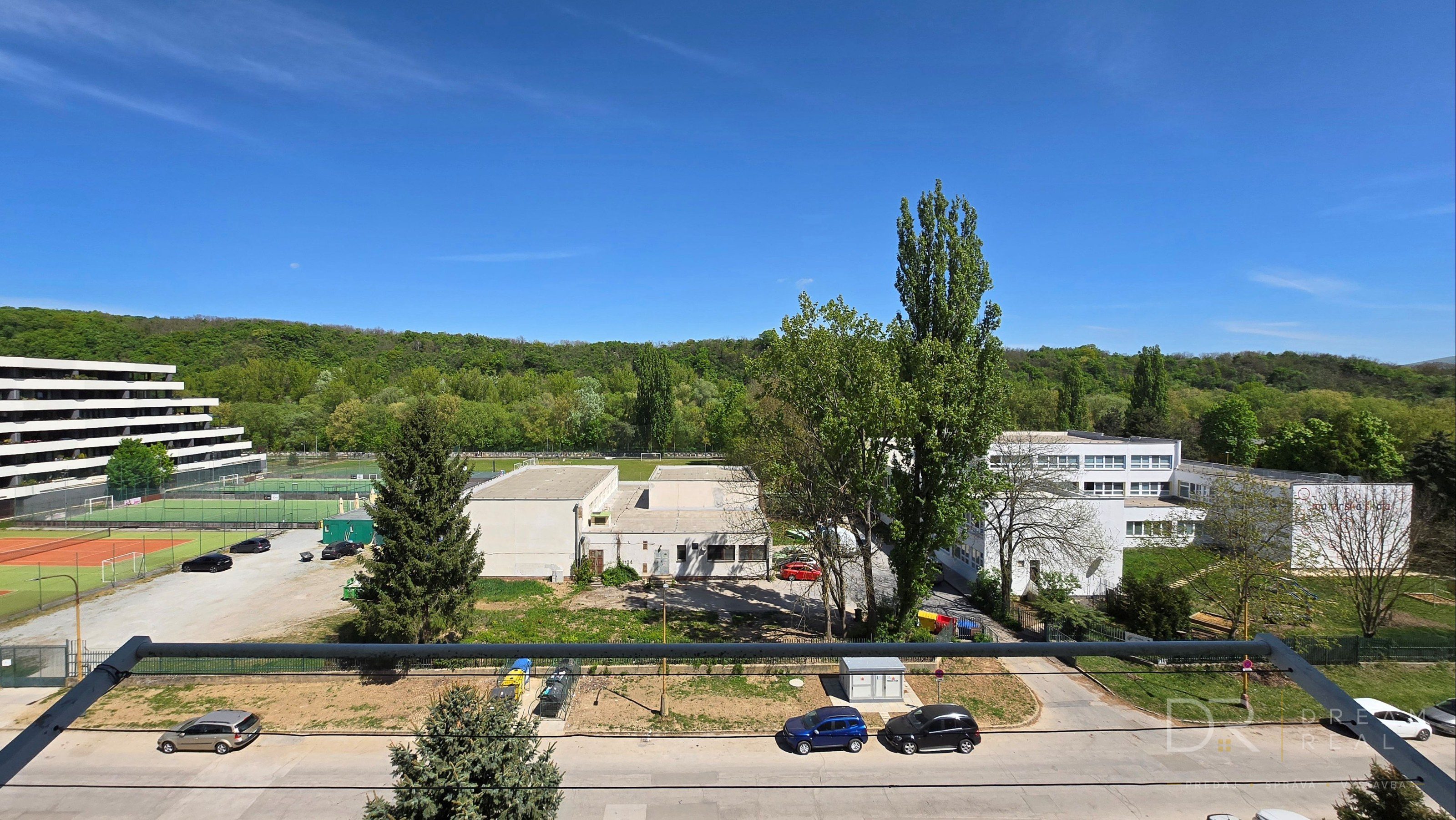 Prakticky zrekonštruovaný 2-izbový byt s vnútornou lodžiou na Jazere - Galaktická ul.