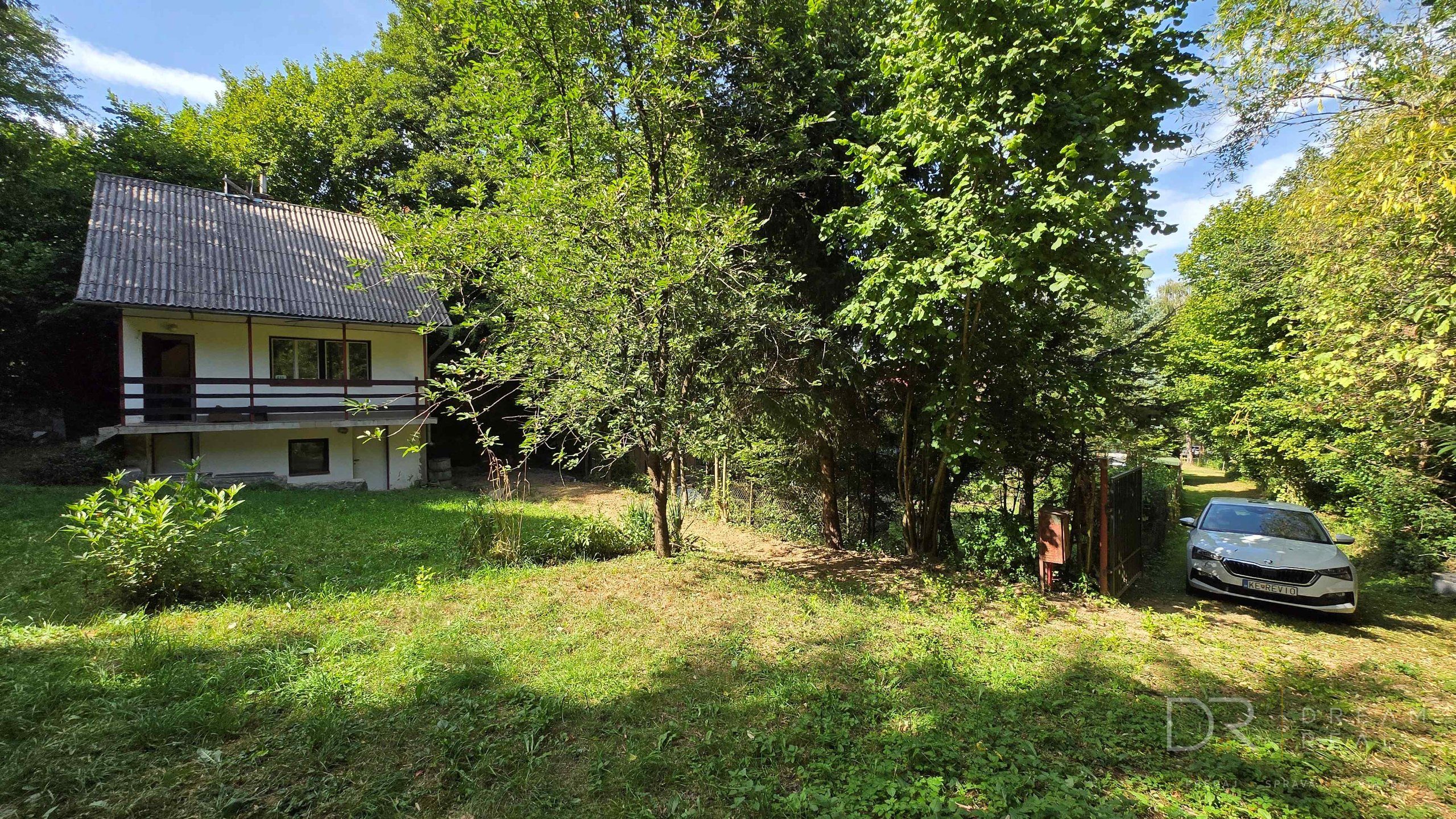 Záhradou (758 m²) s murovanou chatou v obci Sokoľ - Uhrinč
