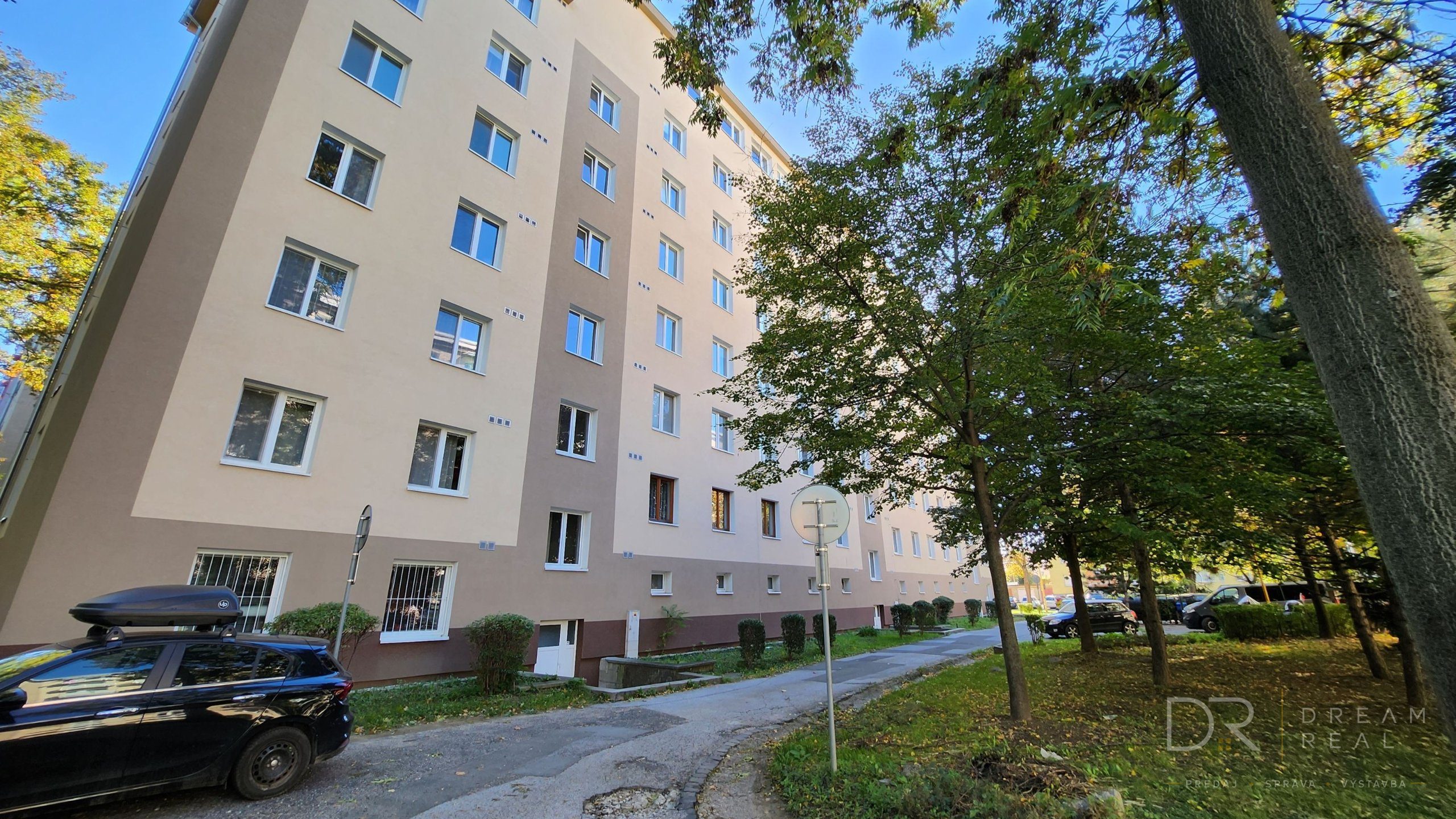 Novo-zrekonštruovaný 2-izbový tehlový byt s balkónom na Severe