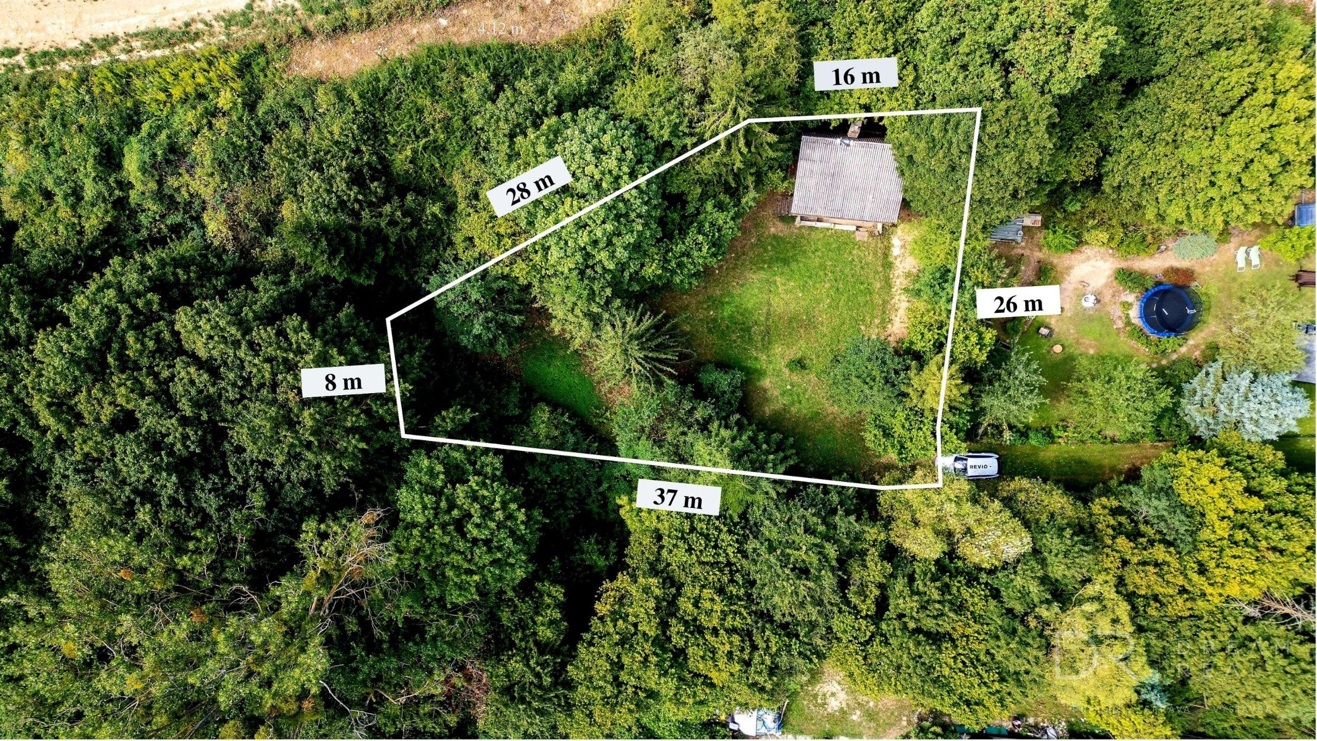 Záhradou (758 m²) s murovanou chatou v obci Sokoľ - Uhrinč