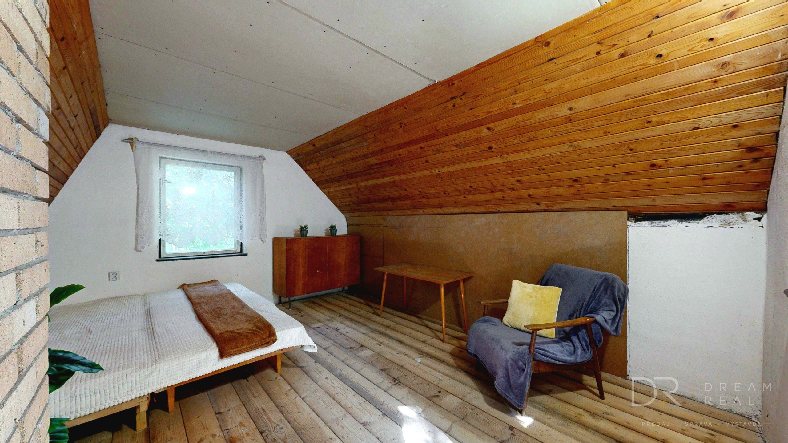Záhradou (758 m²) s murovanou chatou v obci Sokoľ - Uhrinč